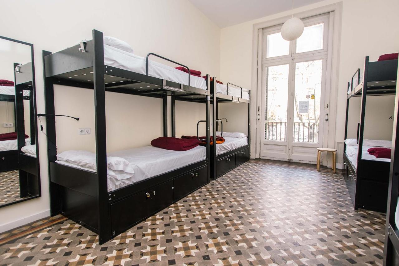 Cama Individual em Dormitório com 8 Camas