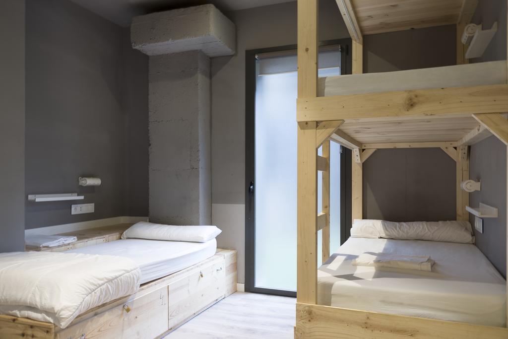 Quarto Triplo Privativo com 3 Camas Individuais e Casa de Banho Privativa