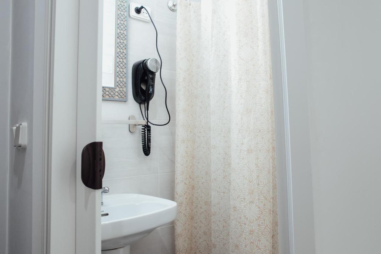 Single Room Shared Toilet,1558559725:JPEG