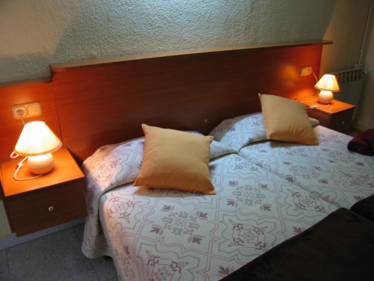 Tweepersoonskamer met 2 Aparte Bedden en Eigen Badkamer