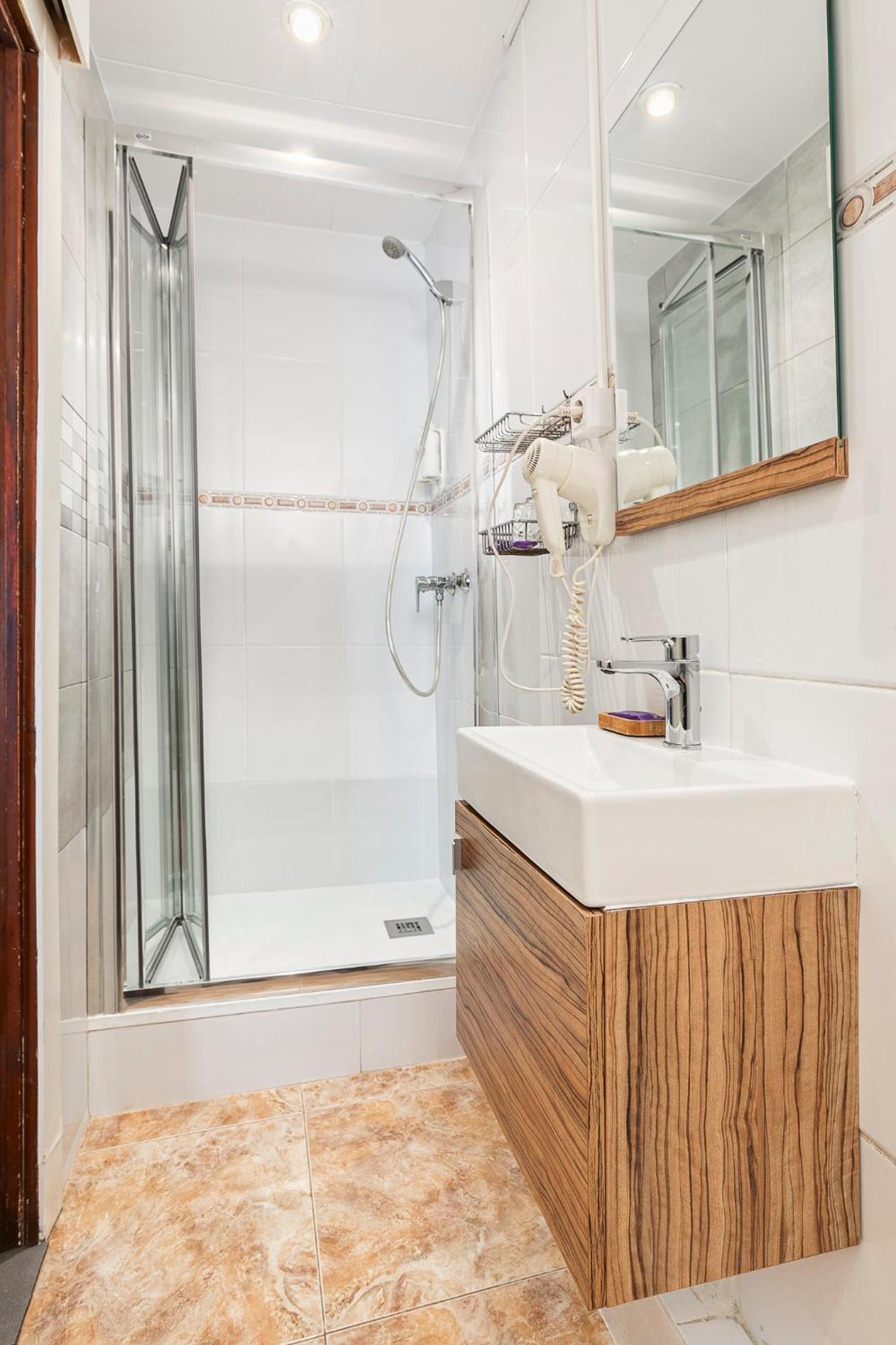 Twin Room Private Bathroom