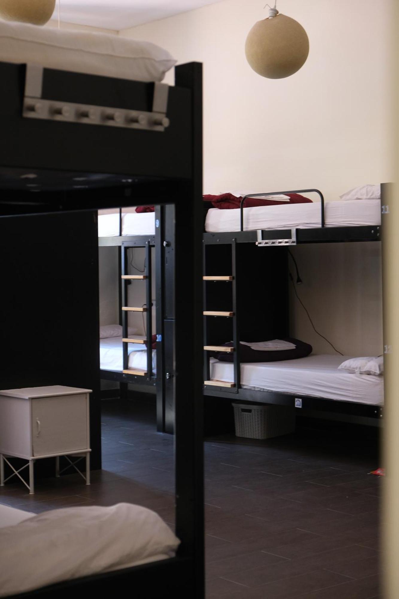 Cama Individual em Dormitório com 16 Camas