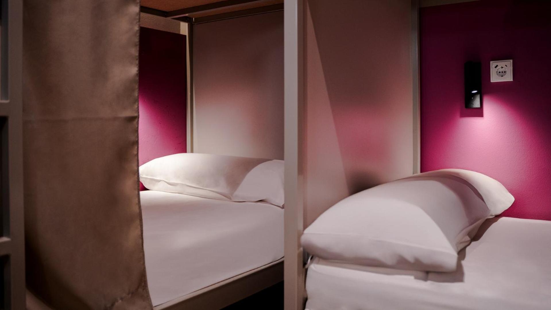 Cama num Dormitório Misto com 4 Camas