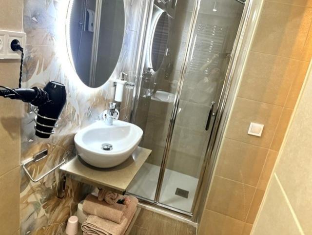 Double Room Private Bathroom