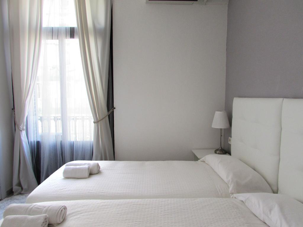 Zweibettzimmer mit eigenem Bad und Balkon
