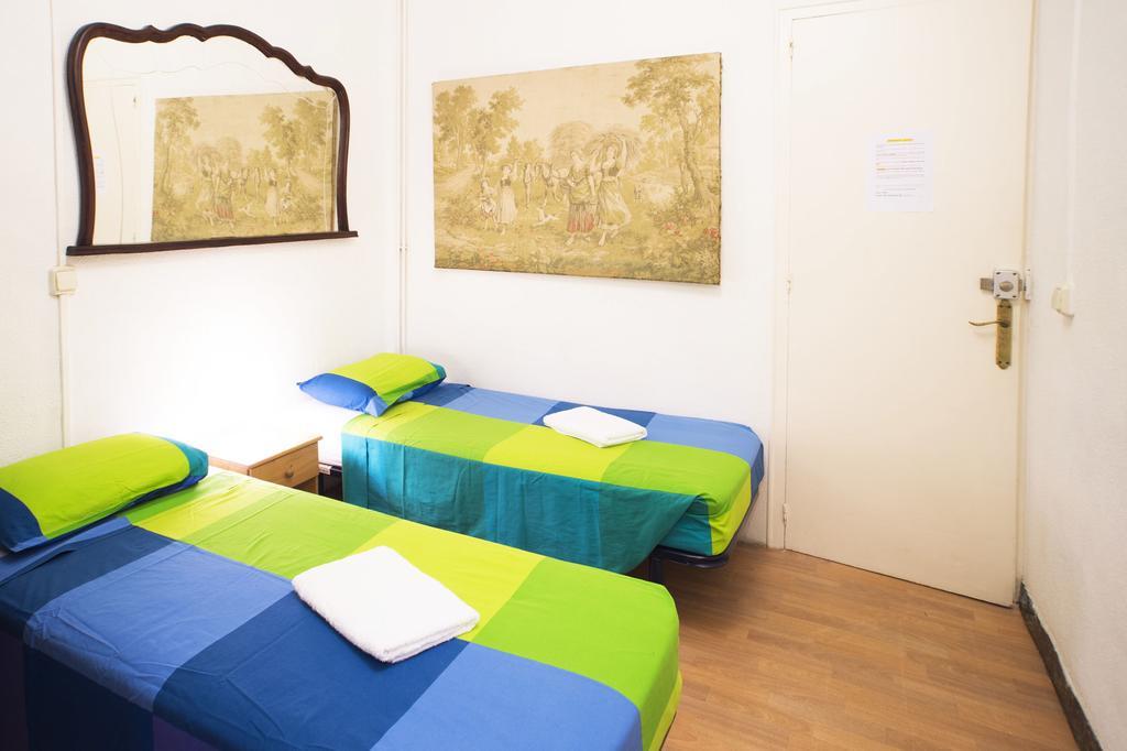Quarto com 2 Camas de Solteiro e Chuveiro
