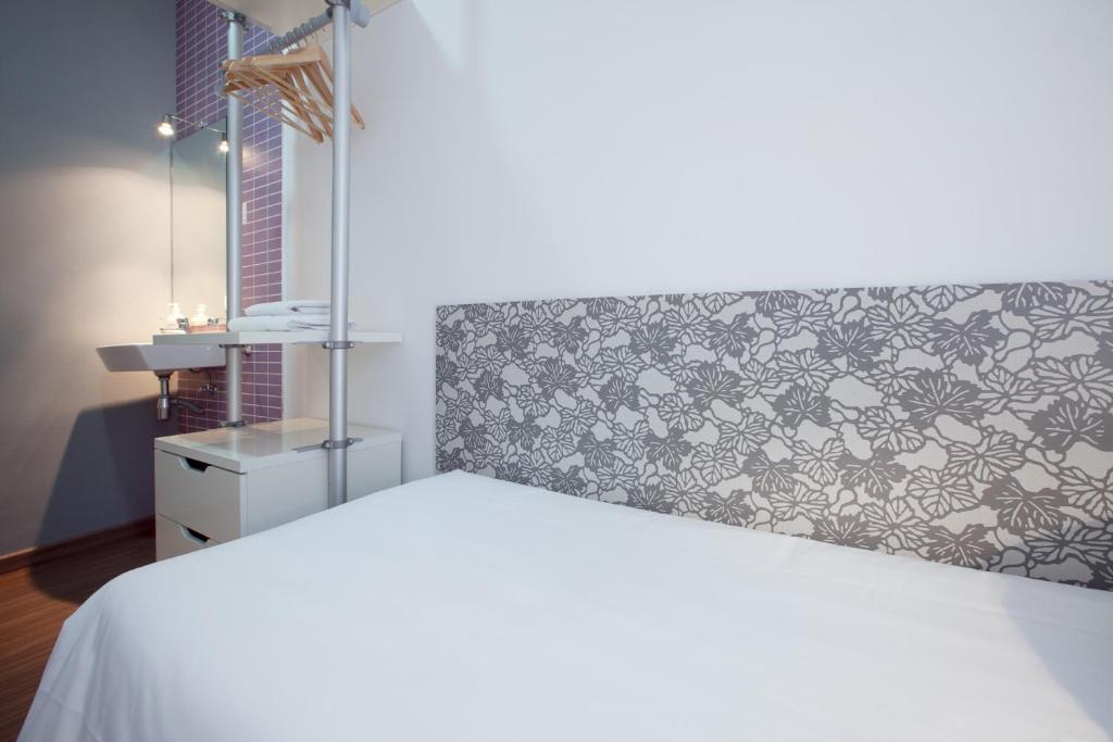 Kleine Tweepersoonskamer met Gedeelde Badkamer