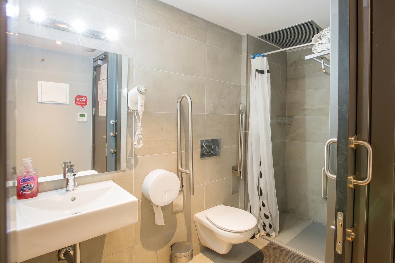 Quarto Quádruplo com Casa de Banho