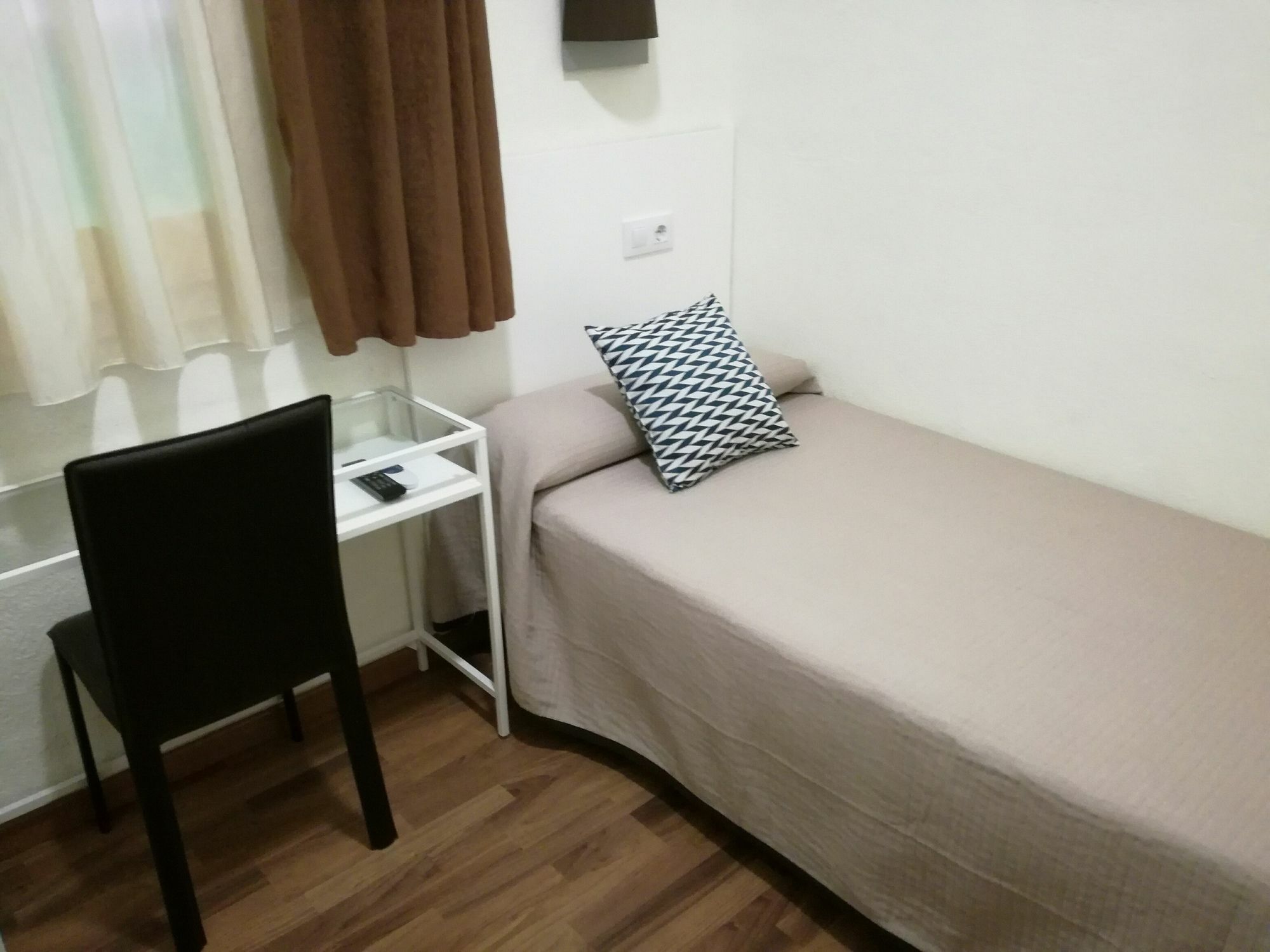 Single Room with Shared Bathroom,820711208:JPEG