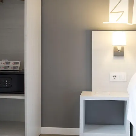 Hostal Live Barcelona-3